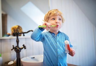 معجون الأسنان و خطر استعماله بكثرة بالنسبة للأطفال