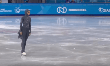 الحجاب لم يمنع زهرة من المشاركة في مسابقة التزحلق على الجليد