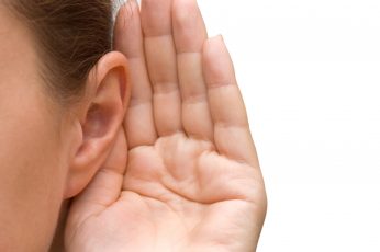 الاستماع و كيف تنمي مهاراتك الاستماعية أثناء المحادثة