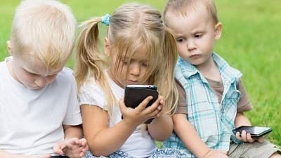 تطبيقات تساعدك على مراقبة هواتف أبناءك والتحكم بها