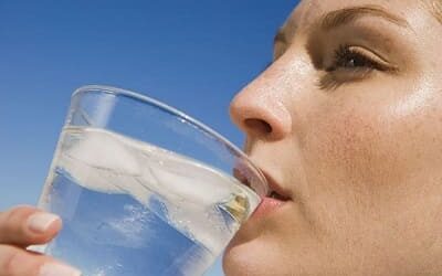 فوائد شرب الماء لصاحبات البشرة الدهنية ونصائح للعناية ببشرتك