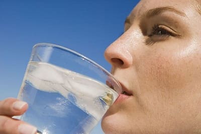 فوائد شرب الماء لصاحبات البشرة الدهنية ونصائح للعناية ببشرتك