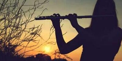 أيا امرأةً تعصر العمر بين ذراعي لما لا تأتي أما آن الأوان